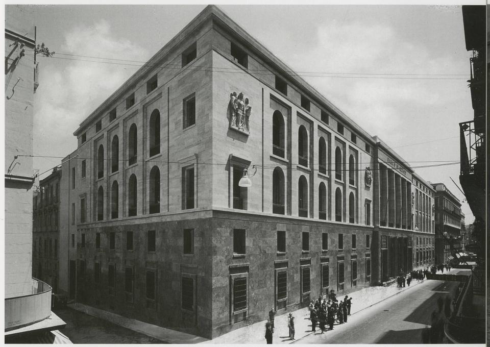 Il Banco di Napoli, con radici nel XV secolo, è stato un attore fondamentale nell'economia del Sud Italia. Dalle sue origini come cassa di deposito delle opere pie fino alla sua incorporazione nel gruppo Sanpaolo IMI nel 2002, ha lasciato un'impronta duratura nella storia bancaria italiana.