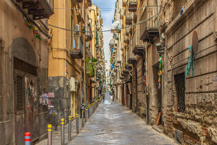 I Quartieri Spagnoli di Napoli, originariamente alloggi per l'esercito spagnolo nel XV e XVI secolo, sono diventati nel tempo un crogiolo multiculturale. Questi labirintici vicoli rappresentano un'identità unica e una storia di resilienza, nonostante le sfide come densità abitativa e povertà. Gli abitanti lottano per preservare l'autenticità, mentre si affrontano le questioni della gentrificazione e dello sviluppo urbano.