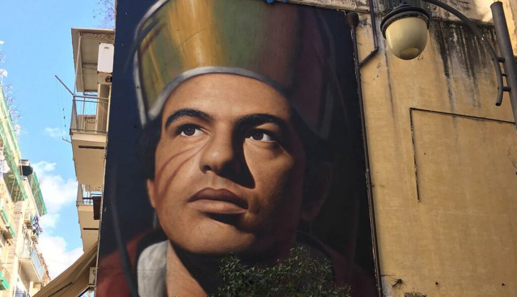 L'arte urbana di Napoli non solo abbellisce gli spazi pubblici, ma celebra la memoria storica e l'identità culturale di un popolo che, attraverso il calcio, il cinema, la musica e la religione, ha saputo dar vita a vere e proprie icone mondiali.