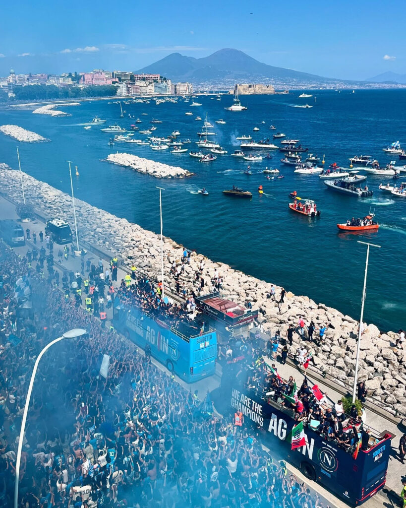 Napoli si è vestita ancora una volta d’azzurro, celebrando con orgoglio e passione la conquista del quarto scudetto della sua amata squadra. Le strade si sono animate di cori, bandiere e fuochi d’artificio, in un’esplosione di gioia collettiva che ha travolto l’intera città. Un’emozione resa ancora più intensa dalla magia del centro storico, cuore vibrante della cultura partenopea.