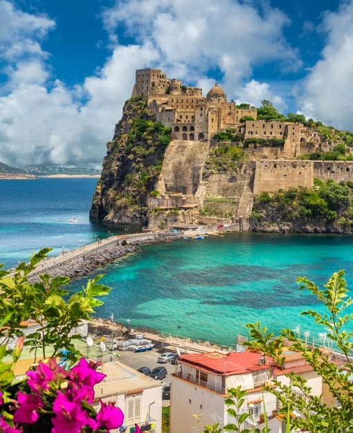 The Gulf of Naples has always been one of the most fascinating destinations for travellers from all over the world. And it is not difficult to understand why: the spectacular landscape, the millenary history and the rich culture of Campania are interwoven in a setting that captivates anyone who looks there. What makes this setting even more extraordinary are the islands that dot the gulf, each with its own soul, charm and unmistakable beauty. Capri, Ischia and Procida not only embellish the scenery of the Gulf of Naples, but also offer an authentic and unforgettable experience, just a few minutes' boat ride from the coast.