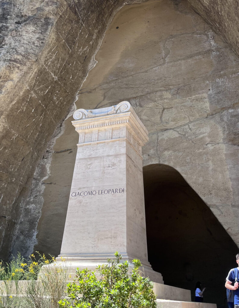 Napoli è una città che, sin dai tempi più remoti, ha attratto poeti, artisti e intellettuali, diventando uno degli epicentri culturali più affascinanti al mondo. Tra i numerosi autori legati a questa città, due figure si distinguono per la loro rilevanza storica e letteraria: il poeta Virgilio e il celebre romantico Giacomo Leopardi. Entrambi hanno lasciato un'impronta indelebile nella storia della poesia e, oggi, grazie alla riapertura del Parco Vergiliano a Piedigrotta, è possibile visitare il luogo che custodisce le loro tombe, in un'atmosfera che sembra sospesa nel tempo, un vero angolo di storia e natura.
