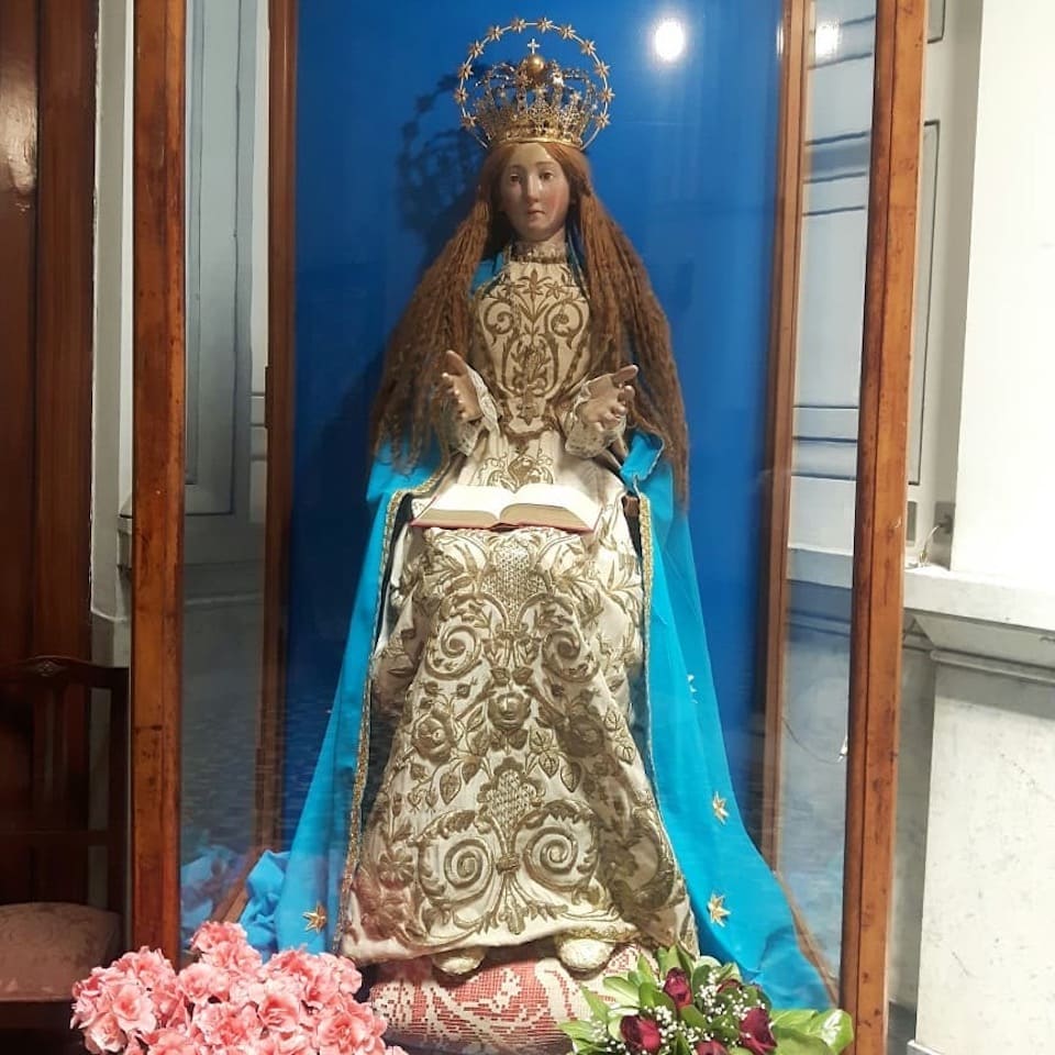 The legend of the “worn shoes of the Madonna” is a popular tradition linked to the statue of the Madonna dell'Annunziata, venerated in the Santissima Basilica dell'Annunziata Maggiore in Naples. According to the story, every night the Virgin would leave the church to go to her children most in need of comfort and help. It would be precisely this tireless wandering that would, in time, wear out her shoes.
