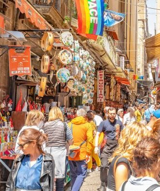 Napoli è una delle città italiane più ricche di tradizioni, arte e cultura popolare. Oltre a essere un vero e proprio museo a cielo aperto, è anche una capitale dello shopping artigianale, con un’offerta ampia e variegata che spazia dai prodotti gastronomici ai manufatti artistici, dai tessuti alla gioielleria. Se stai pianificando una visita e ti chiedi cosa acquistare a Napoli, questa guida ti aiuterà a scoprire i migliori souvenir tipici napoletani, perfetti per portare a casa un ricordo autentico o per fare un regalo originale.