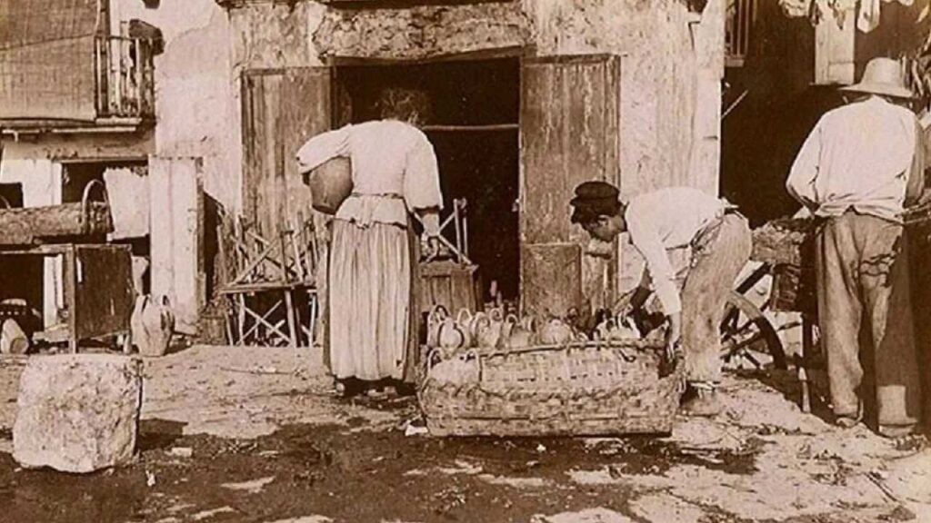 A Napoli, tra le tradizioni più profonde e gli elementi che narrano la storia millenaria della città, esiste una risorsa che ha attraversato i secoli, divenendo simbolo di salute e benessere: l'acqua suffregna. Conosciuta anche come “acqua delle mummare” o “acqua del Chiatamone”, quest’acqua sulfurea e naturalmente frizzante sgorga da una sorgente nel cuore del quartiere di Santa Lucia. Un tempo molto apprezzata e diffusa, l'acqua suffregna era famosa per le sue proprietà curative, in particolare per contrastare l'anemia e le carenze di ferro. Negli anni, la sorgente che dava vita a questa preziosa acqua è caduta nell’oblio, ma un'imprevista riscoperta ha riportato alla luce uno degli angoli più affascinanti della storia partenopea. L’11 giugno scorso, infatti, è stata ufficialmente ritrovata la fonte dell'acqua suffregna, dopo più di cinquant'anni di oblio.