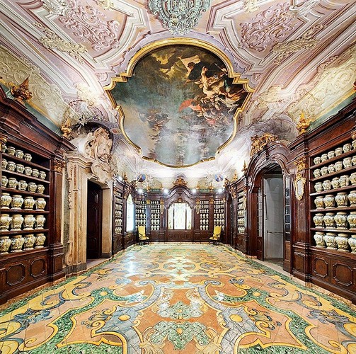 Dopo cinque anni di chiusura, il 30 novembre 2024 ha riaperto uno dei tesori più significativi del patrimonio storico e culturale di Napoli: la Farmacia Storica degli Incurabili, affiancata dal Museo delle Arti Sanitarie. Un atteso ritorno che celebra l’incontro tra arte, scienza e memoria, restituendo alla città un luogo simbolo della sua identità più profonda.