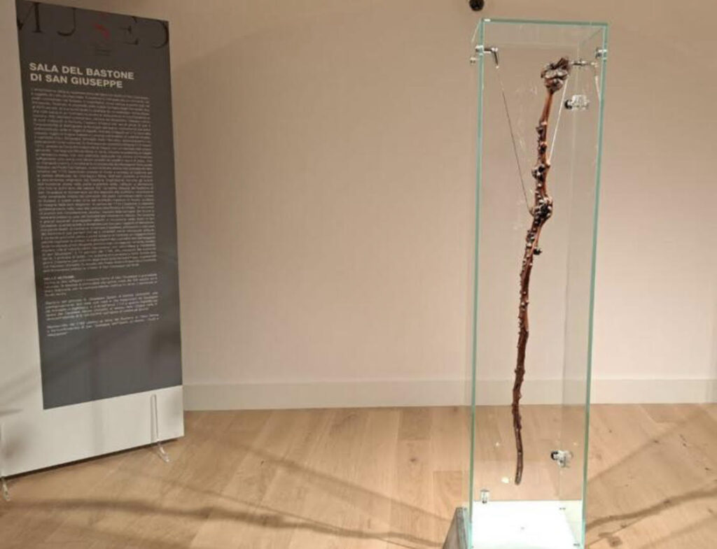 Nel cuore di Napoli, tra i vicoli che narrano storie secolari, si trova una reliquia che da secoli affascina i fedeli e attira l'attenzione dei visitatori: il bastone di San Giuseppe. Questo oggetto non è solo un simbolo di fede e tradizione, ma anche un testimone di quella profonda devozione popolare che da sempre definisce l’anima della cultura napoletana.