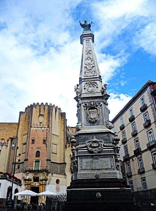 The spires of Naples are among the city's most evocative and significant monuments, bearing witness to centuries of devotion and Baroque art. These elegant, tall and slender obelisks tell stories of faith and gratitude towards the saints who protected the city. Although they are little noticed by passers-by, they represent a deep connection between Naples and the sacred. In this article, we will explore the most emblematic spires that adorn the historic centre of Naples, revealing their history and beauty.
