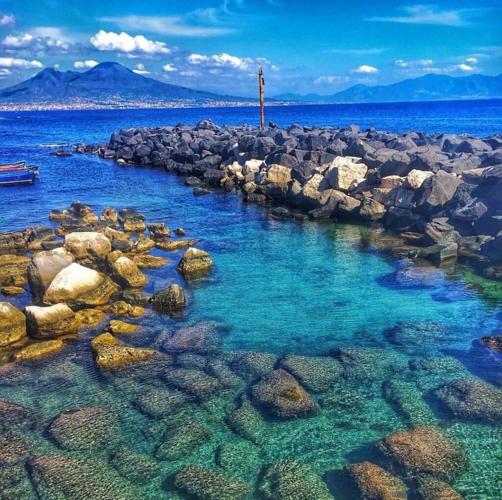 Summer in Naples has a unique charm: the warm sun, the scent of the sea and the desire to escape transform the Neapolitan coastline into an ideal destination for those seeking relaxation, beauty and immersion in Mediterranean culture. But where can you escape to when the heat becomes unbearable and all you dream of is a little coolness? Here is a guide to the most beautiful beaches in Naples and its surroundings, perfect for cooling off during the summer season.