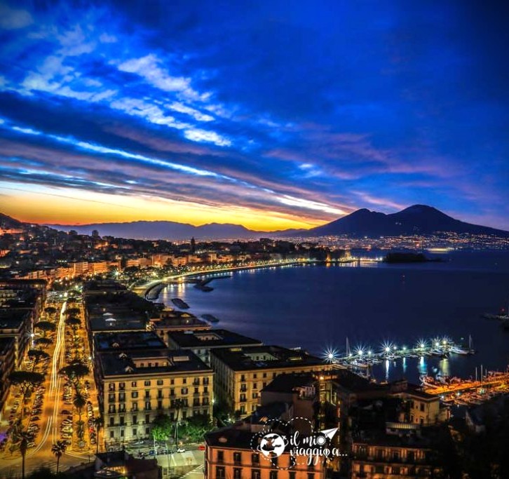 During the day, the centre of Naples is a whirlwind of sounds, smells and bright colours. But it is at night, when the alleys empty and the lights reflect off the cobblestones, that the city reveals its most mysterious side. The streets, buildings and squares hold centuries of history and legends that intertwine in the silence of the night. Walking through Spaccanapoli, you can still hear echoes of ancient voices and ghost stories. This night-time tour allows you to discover the hidden and fascinating soul of the heart of Naples.